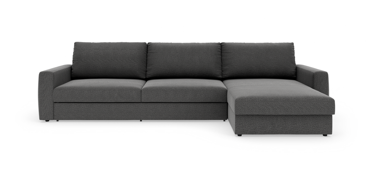 Mørkegrå hjørnesofa med chaiselong til højre, tre ryghynder og lige armlæn, frilagt på hvid baggrund.