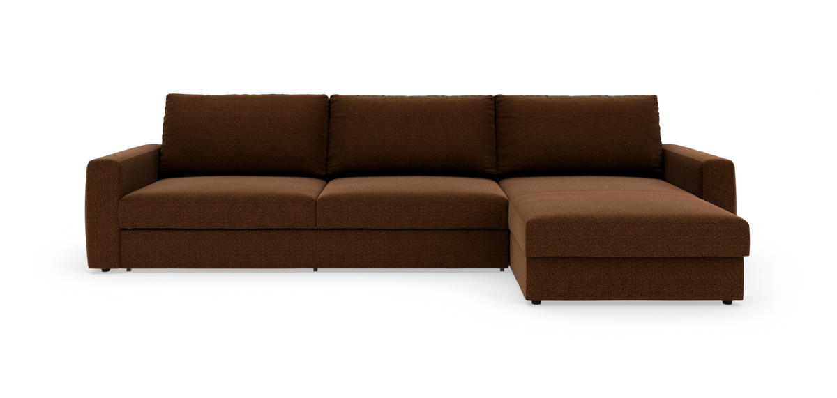 Brun L-sofa med højre chaiselong, tresædet stofsofa i frontvisning mod hvid baggrund.