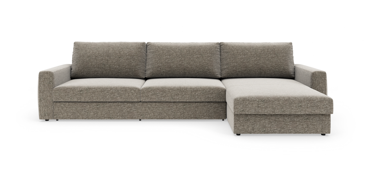 Hjørnesofa med chaiselong til højre i beigegråt stof, fotograferet lige forfra på hvid baggrund.