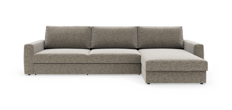 Hjørnesofa med chaiselong til højre i beigegråt stof, fotograferet lige forfra på hvid baggrund.