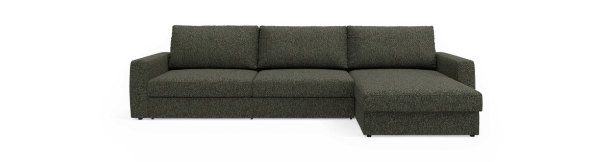 Mørkegrøn stofsofa i sektion med chaiselong til højre, frilagt på sort baggrund, frontvisning.