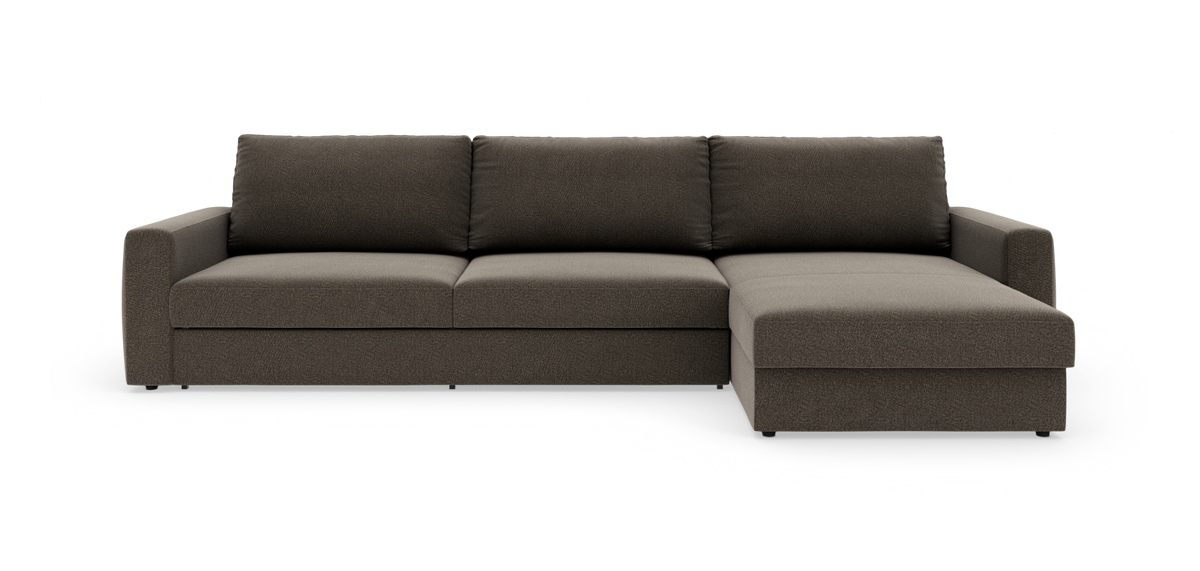 Brun L‑sofa med chaiselong til højre, fritstående på hvid baggrund.