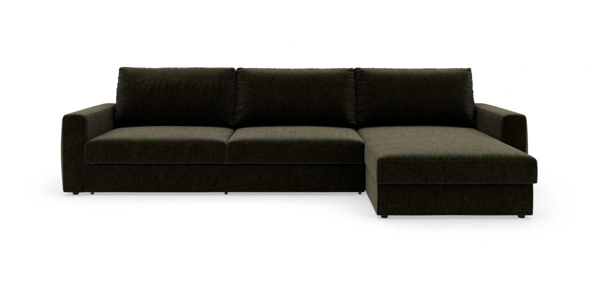 Mørkegrøn hjørnesofa i stof med chaiselong til højre, tre siddepladser og rette armlæn, frilagt på hvid baggrund.