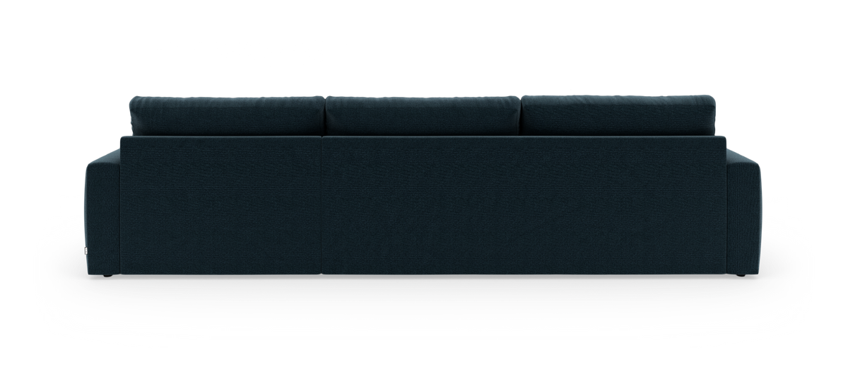 Mørkeblå, moderne sofa set bagfra på hvid studiebaggrund.