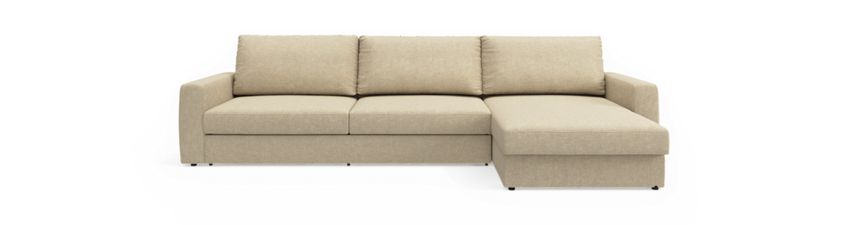 Beige hjørnesofa med chaiselong til højre, tre ryghynder og lige armlæn mod sort baggrund.