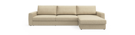 Beige hjørnesofa med chaiselong til højre, tre ryghynder og lige armlæn mod sort baggrund.
