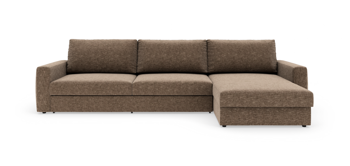 Brun hjørnesofa med højrevendt chaiselong i stof, fritlagt på hvid baggrund.