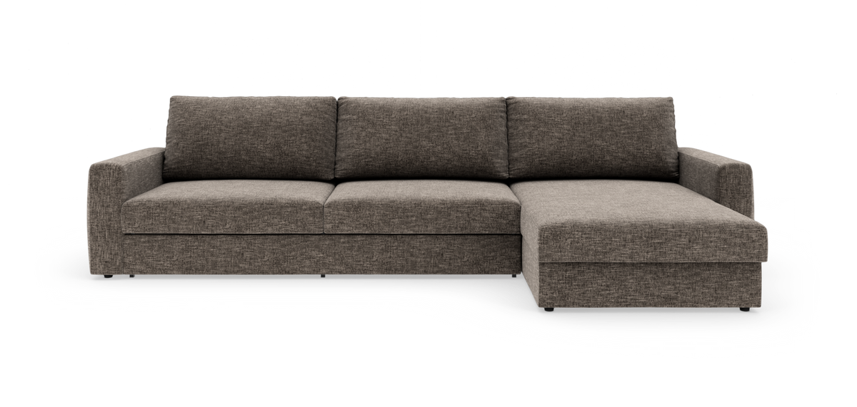 Brungrå hjørnesofa i stof med chaiselong til højre, set forfra på hvid baggrund.