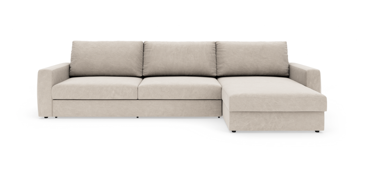 Beige hjørnesofa med chaiselong til højre, enkel moderne design, frilagt på hvid baggrund set forfra.
