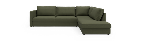 Grøn L‑sofa med chaiselong til højre, stofbetrukket og moderne, frilagt på sort baggrund.
