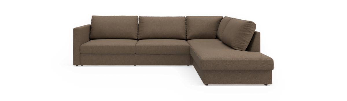 Brun L‑formet hjørnesofa med chaiselong til højre, isoleret mod sort baggrund.