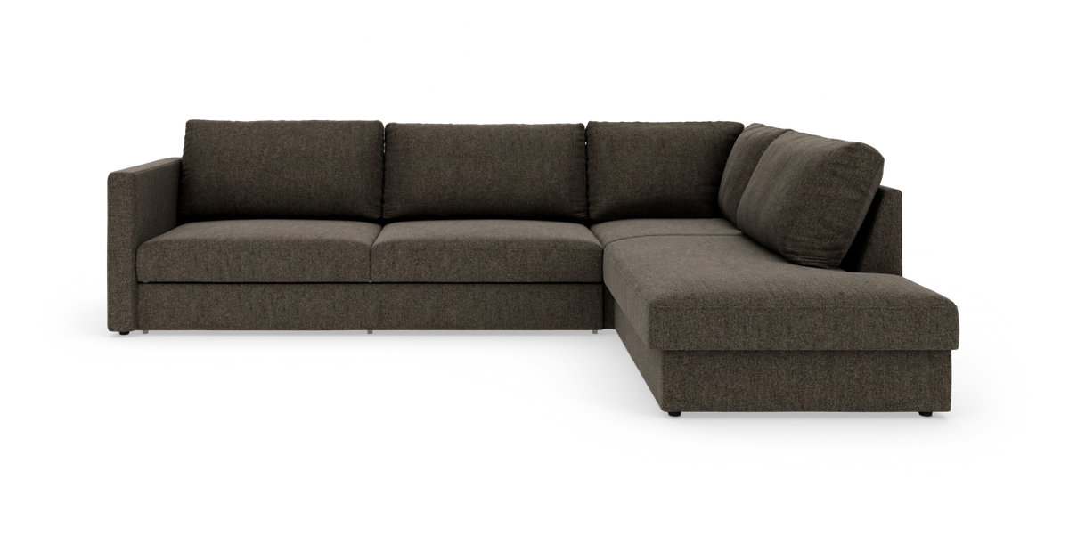 Mørkebrun hjørnesofa med chaiselong til højre, tre sæder og bløde ryghynder på hvid baggrund.