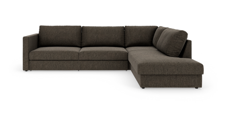 Mørkebrun hjørnesofa med chaiselong til højre, tre sæder og bløde ryghynder på hvid baggrund.
