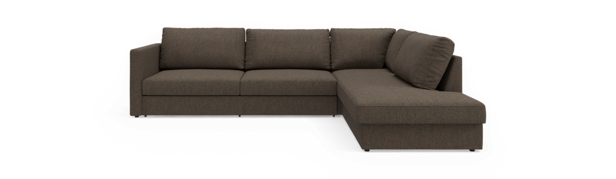 Brun L‑sofa med højrevendt chaiselong, tre sædehynder og løse ryghynder på sort baggrund.