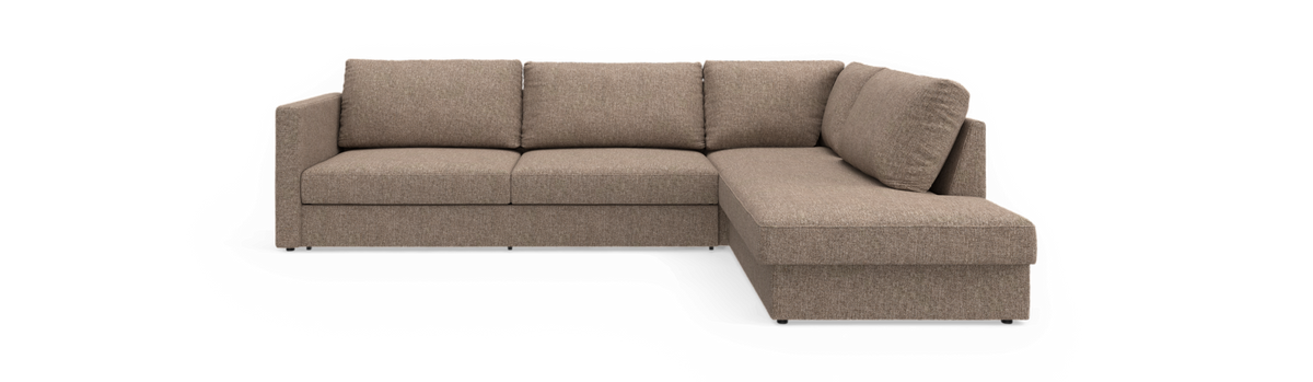 Brun L-formet hjørnesofa i stof med chaiselong til højre, frontview mod sort baggrund.