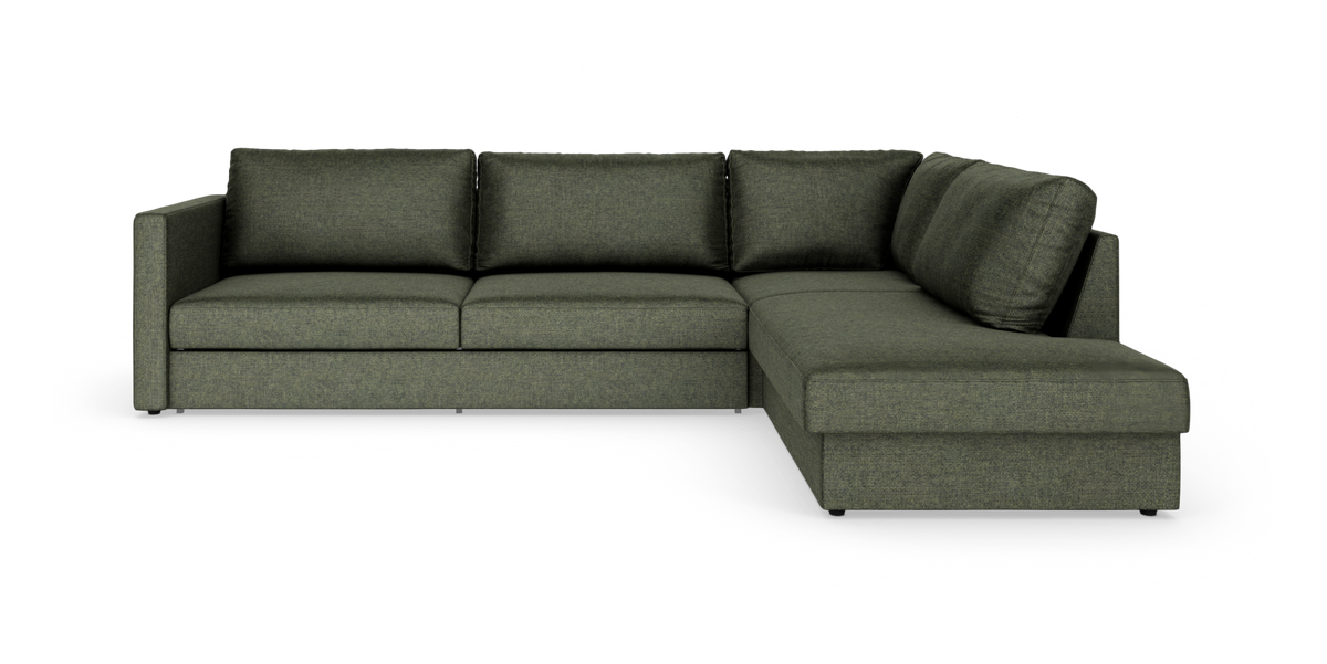 Grøn hjørnesofa i stof med chaiselong til højre, vist forfra i studie.