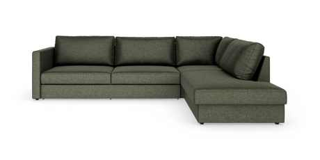 Grøn hjørnesofa i stof med chaiselong til højre, vist forfra i studie.