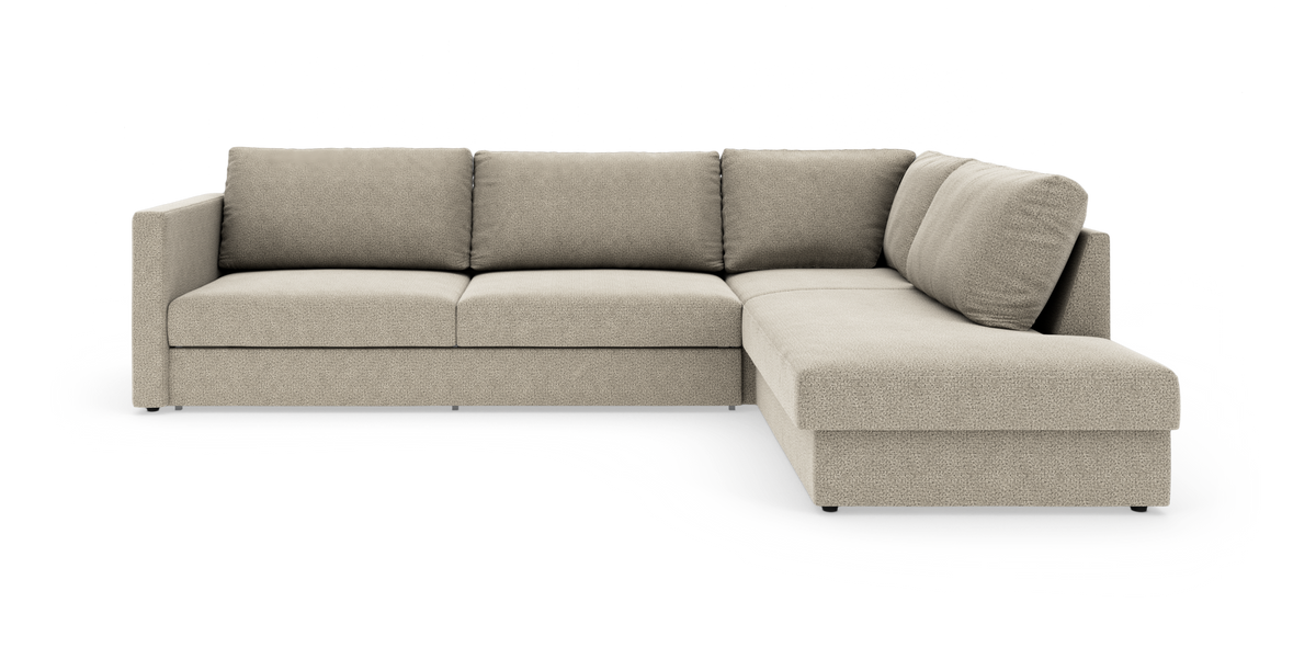 Beige L‑sofa med højrevendt chaiselong, tre sæder, stofbetrukket, frilagt mod hvid baggrund, frontvisning.