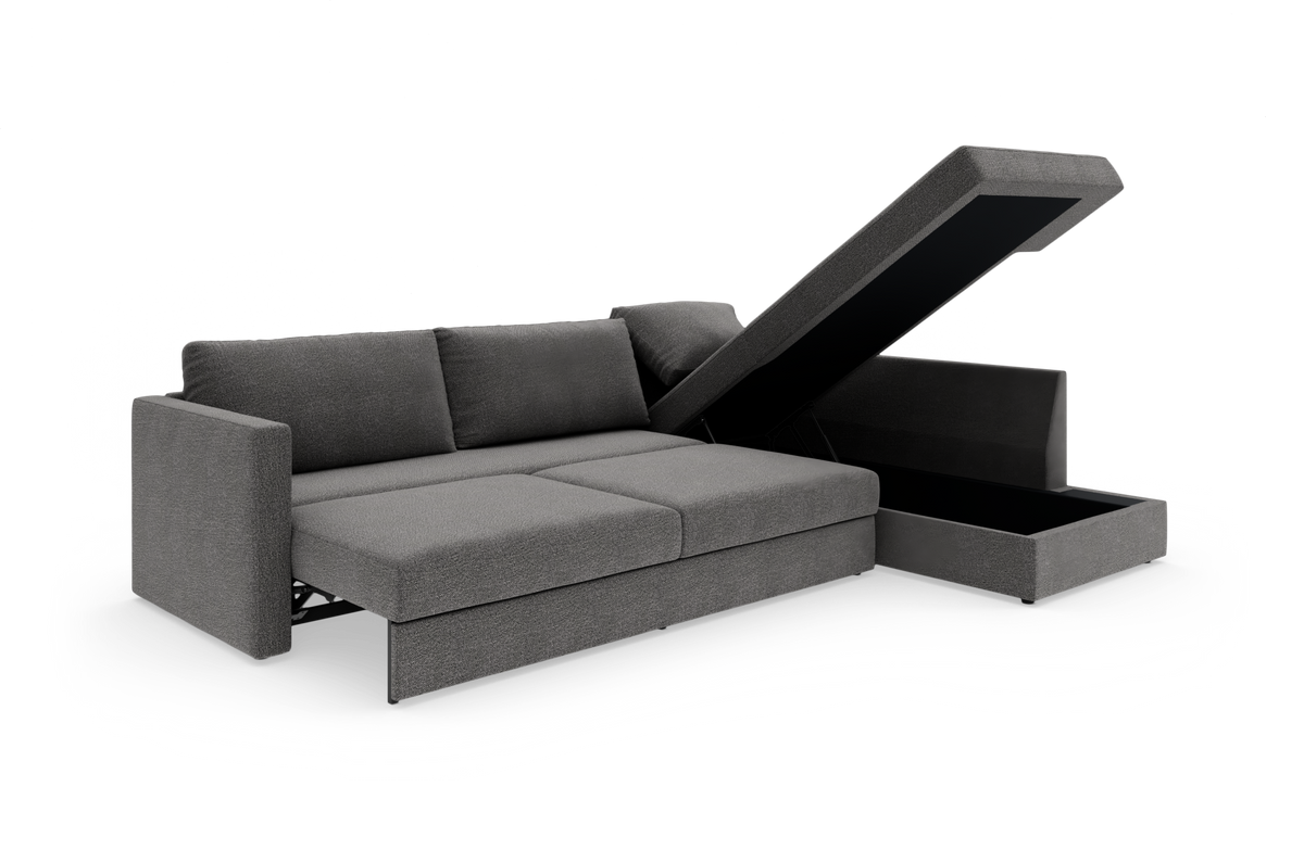Grå sovesofa med chaiselong og opklappelig opbevaring, fotograferet i studie.