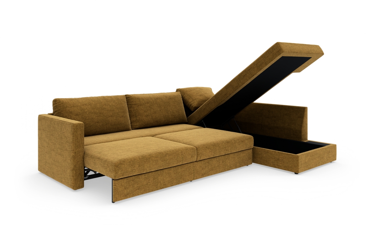 Sennepsgul sovesofa med chaiselong og opklappelig opbevaring, frilagt på hvid baggrund.