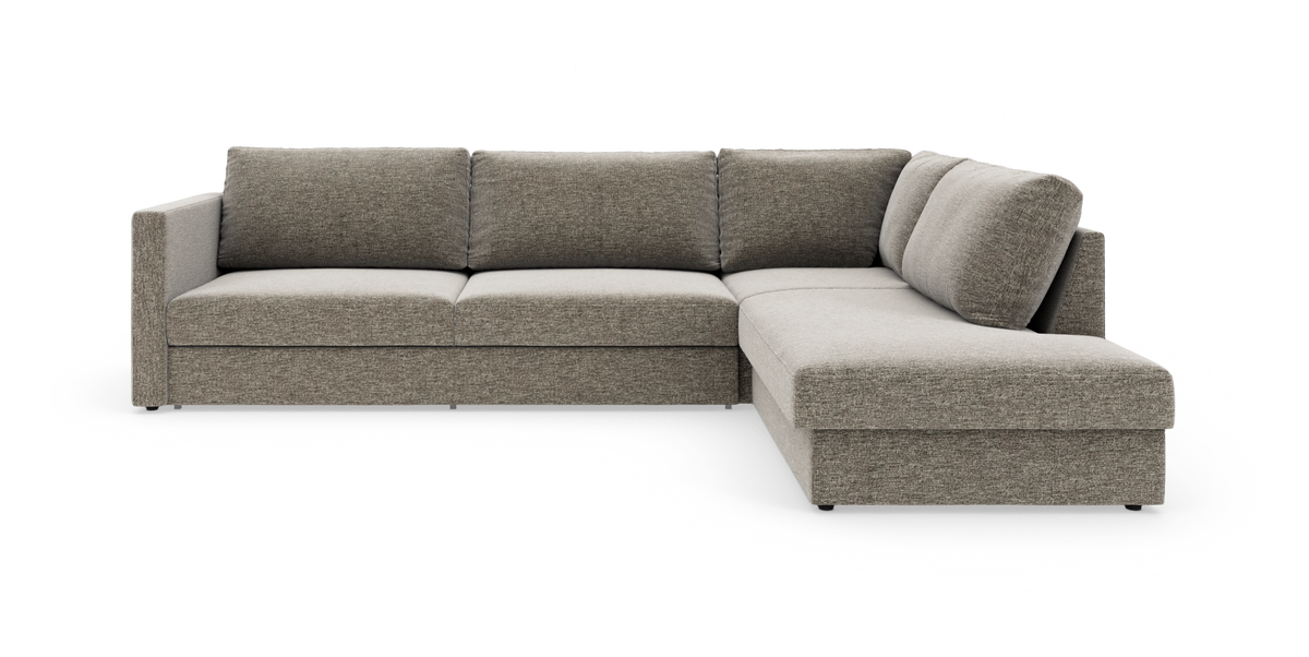 Hjørnesofa med chaiselong i højre side i beigegråt stof, fritstående på hvid studiobaggrund.