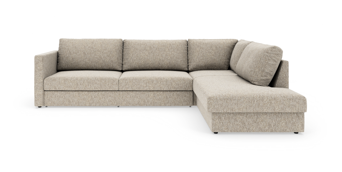 Beige L-formet hjørnesofa med chaiselong til højre, polstret i stof, moderne, isoleret på hvid baggrund.