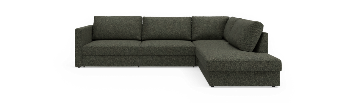 Mørkegrøn L‑formet hjørnesofa med chaiselong til højre, frilagt på sort baggrund.