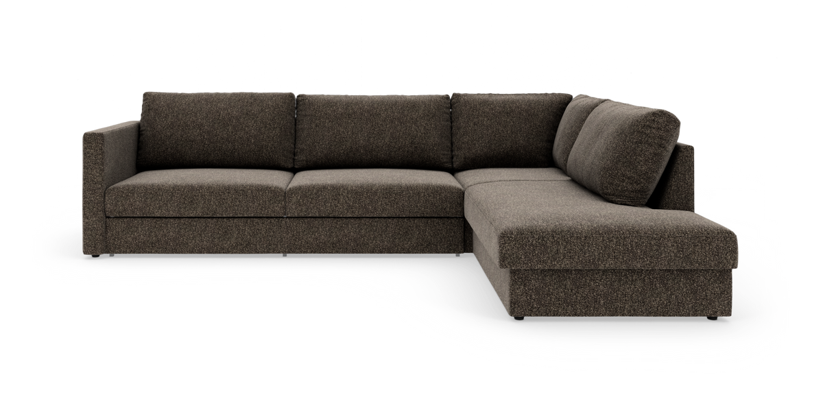 Mørkebrun hjørnesofa med chaiselong til højre, tre sæder og fyldige ryghynder, frilagt på hvid baggrund.