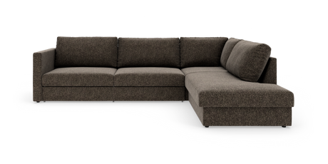 Mørkebrun hjørnesofa med chaiselong til højre, tre sæder og fyldige ryghynder, frilagt på hvid baggrund.