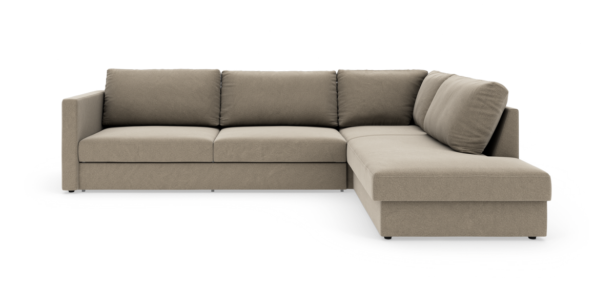 Beige L‑formet hjørnesofa med højrevendt chaiselong, fotograferet forfra i studie.