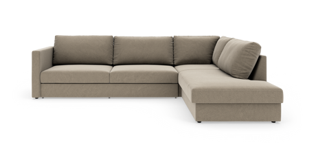 Beige L‑formet hjørnesofa med højrevendt chaiselong, fotograferet forfra i studie.