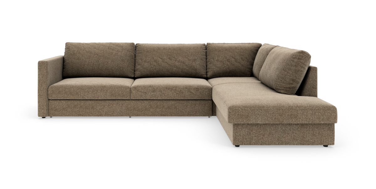 Brun L‑formet modulsofa med chaiselong til højre, stofbetræk og lige armlæn, frilagt på hvid baggrund.