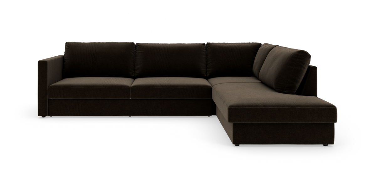 Mørkebrun L-formet hjørnesofa med chaiselong til højre, fritlagt mod hvid baggrund.