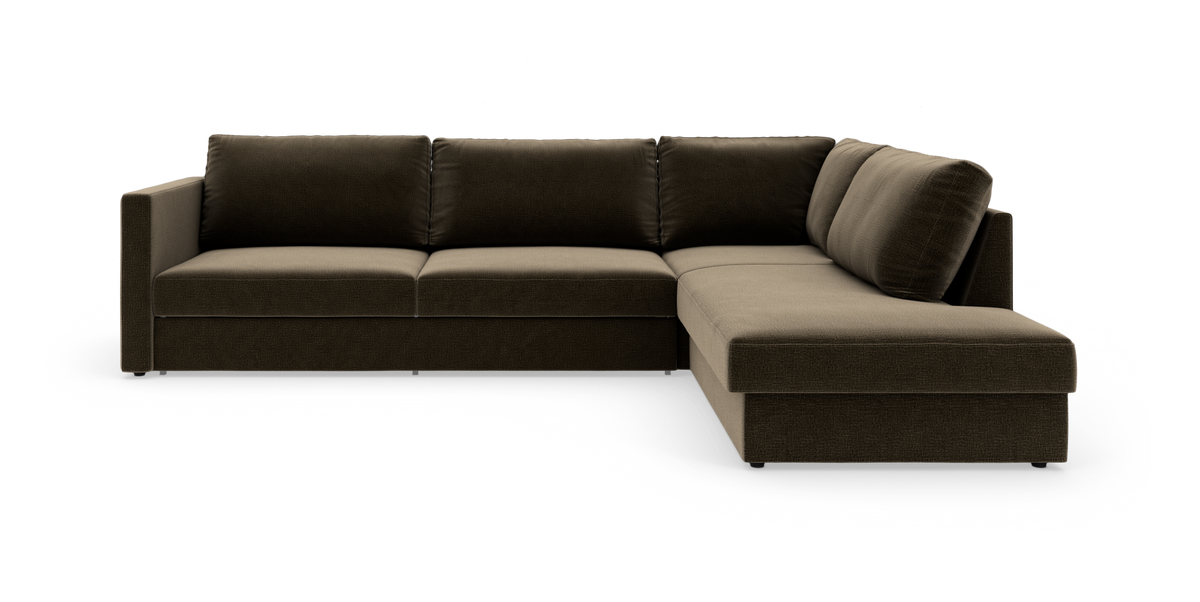 Mørkebrun hjørnesofa med chaiselong til højre, tre sæder og løse ryghynder, frilagt på hvid baggrund.