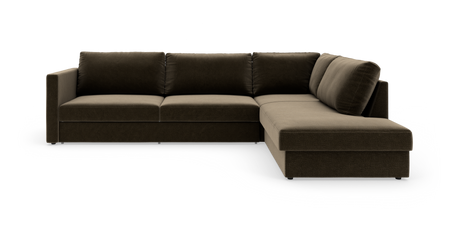 Mørkebrun hjørnesofa med chaiselong til højre, tre sæder og løse ryghynder, frilagt på hvid baggrund.