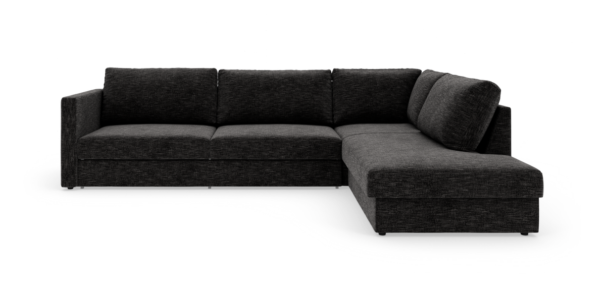 Mørkegrå L‑formet hjørnesofa med højrevendt chaiselong, stofbetræk og lige armlæn, frilagt på hvid baggrund.