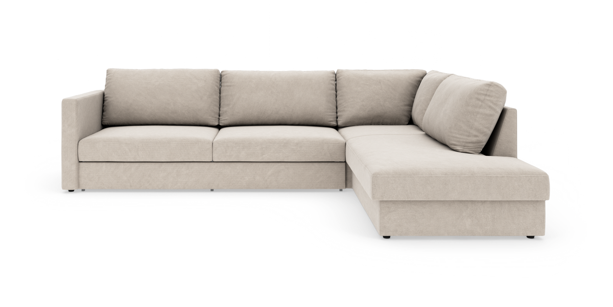 Beige L-formet hjørnesofa med højrevendt chaiselong, tre sæder og løse rygpuder, frilagt på hvid baggrund.