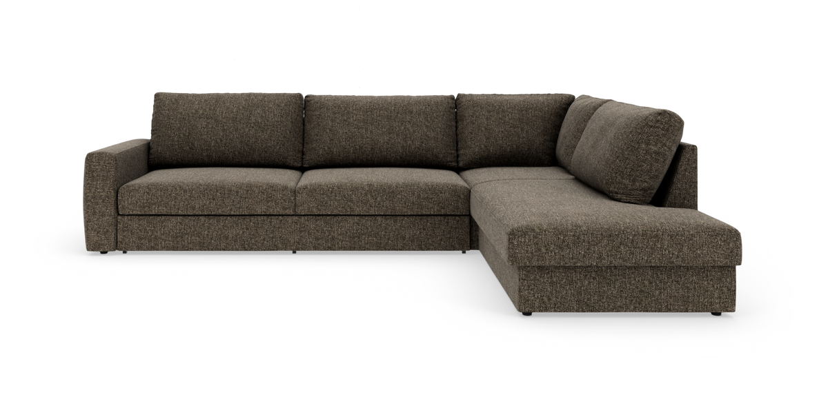 Brun stofhjørnesofa med chaiselong til højre i moderne, enkel stil.