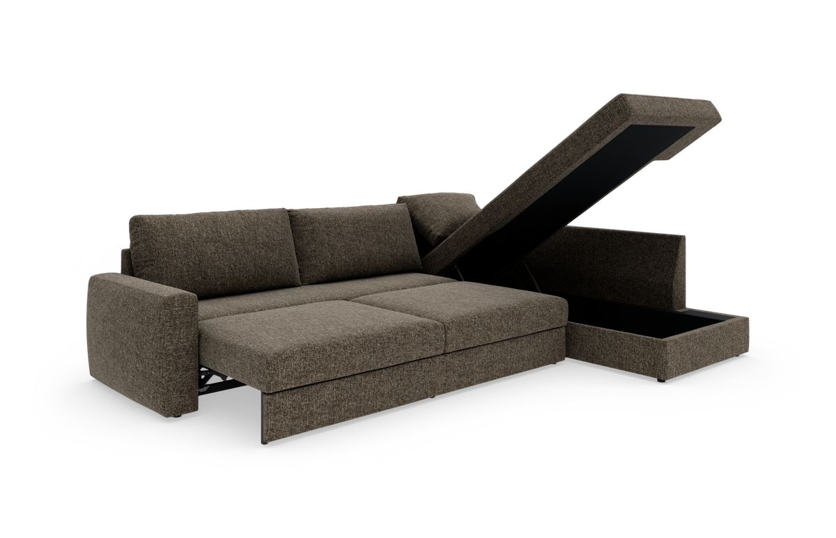 Brun hjørnesovesofa i stof med åben opbevaringschaise, frilagt mod hvid baggrund.