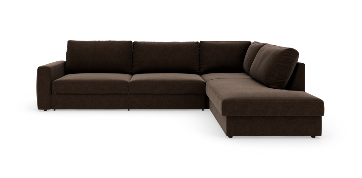 Brun L‑formet hjørnesofa med chaiselong til højre på hvid baggrund, set let forfra.