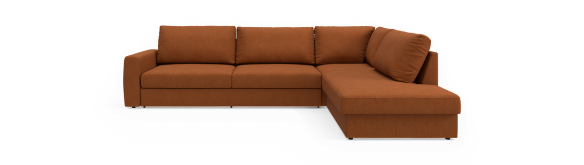 L-formet modulsofa i rustfarvet tekstil med chaiselong til højre, frilagt mod sort baggrund.