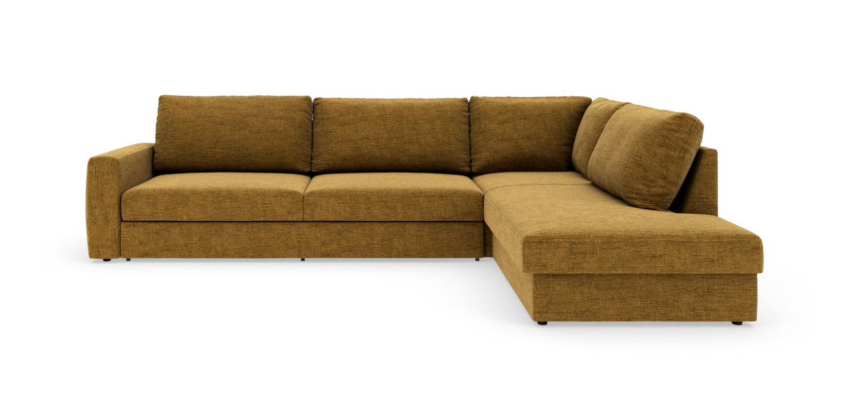 Sennepsgul L‑sofa med chaiselong til højre, stofbetræk og rene linjer.