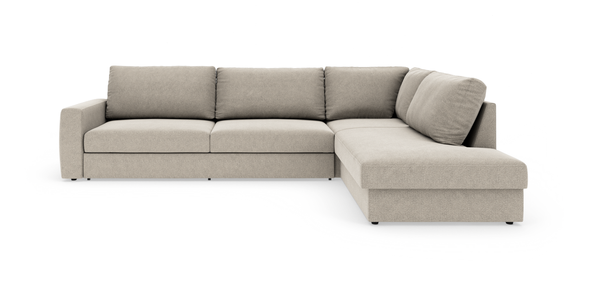 L‑formet beige hjørnesofa med højre chaiselong, lige armlæn og tykke sidde- og ryghynder på hvid baggrund.
