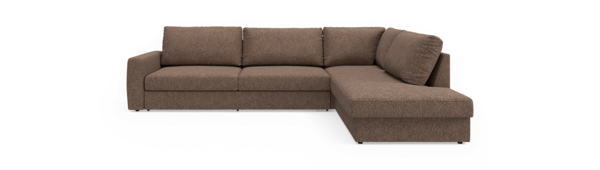 Brun L‑sofa med højre chaiselong, frontvisning mod sort baggrund.