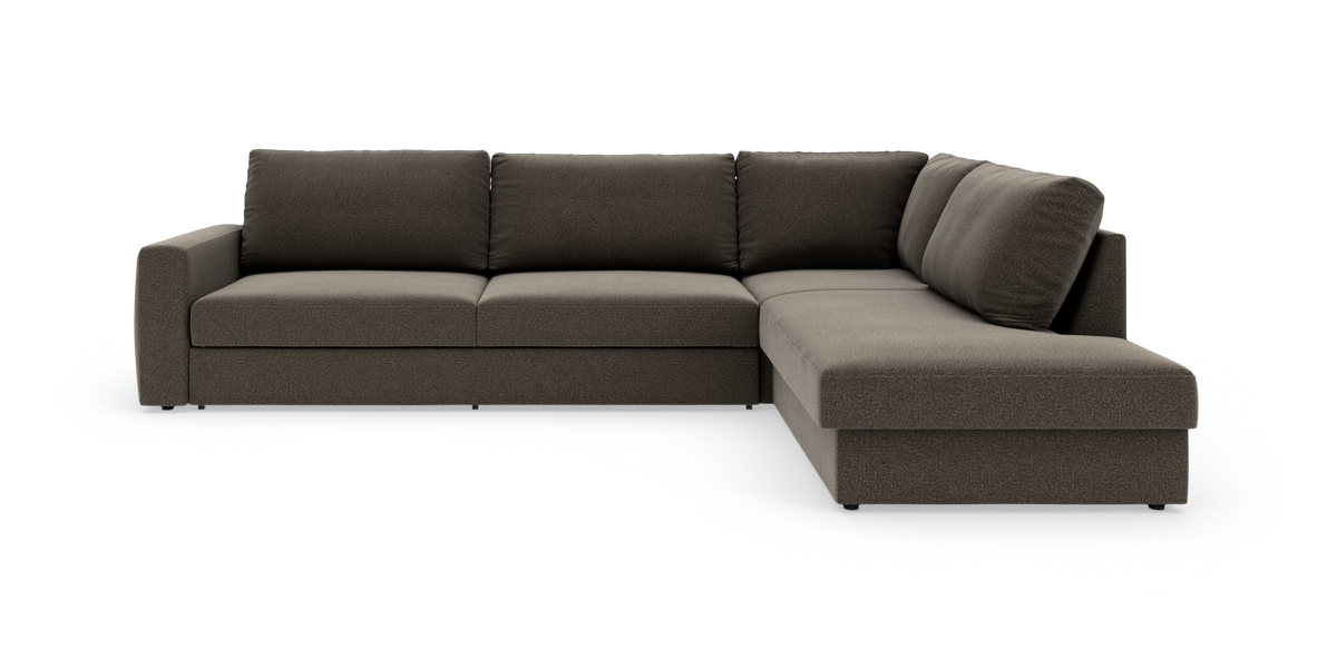 Mørkebrun L‑sofa med chaiselong til højre, tre sæder til venstre, fritlagt mod hvid baggrund.