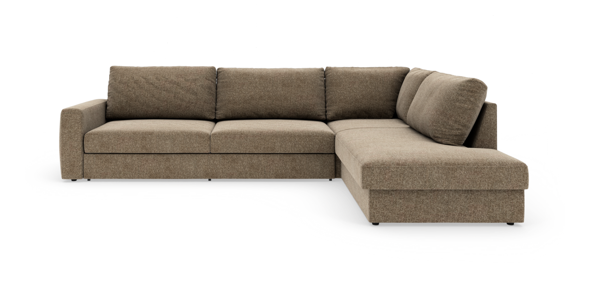 L-formet hjørnesofa i brun/beige stof med højrevendt chaiselong, frilagt på hvid baggrund.