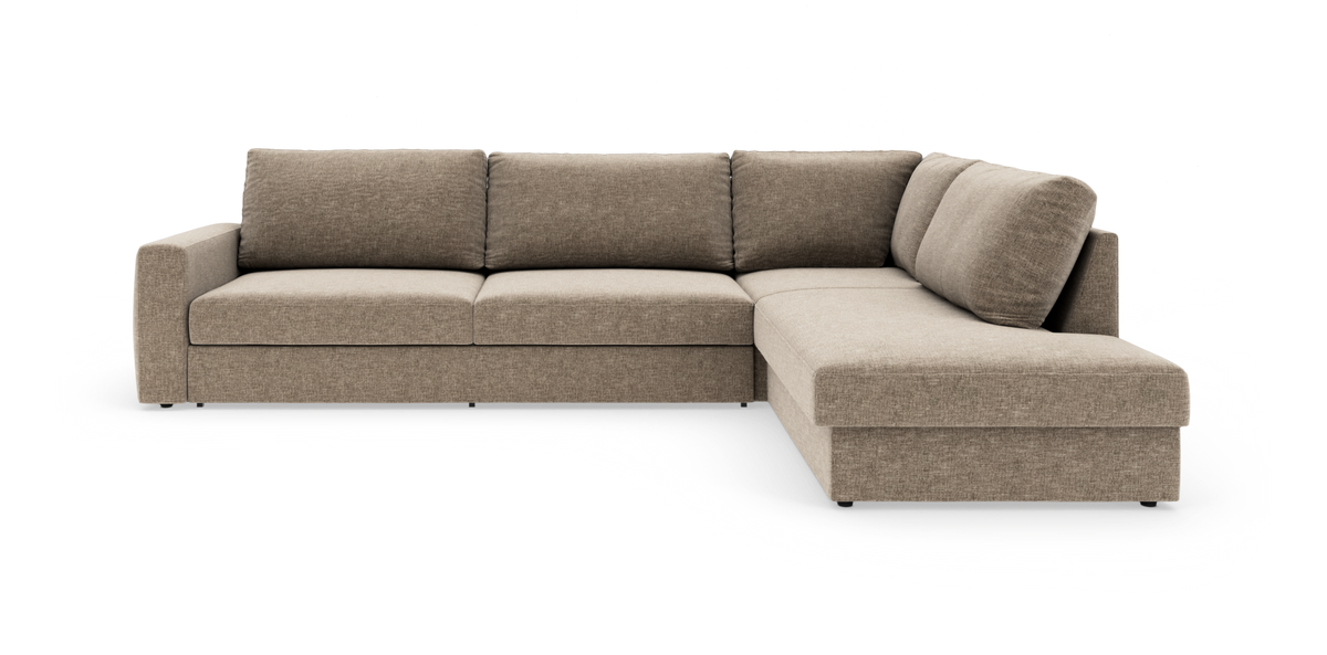 Beige L-formet hjørnesofa med chaiselong til højre på hvid baggrund.
