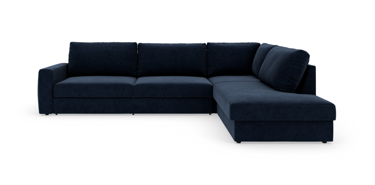 Mørkeblå L-formet hjørnesofa i stof med højrevendt chaiselong, frilagt på hvid baggrund.