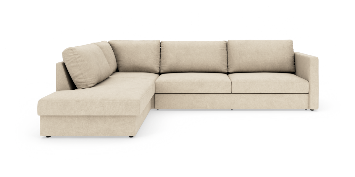 Beige L-formet hjørnesofa med venstrevendt chaiselong på hvid studiobaggrund.