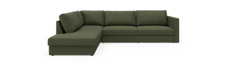 Grøn L‑sofa med chaiselong til venstre, moderne modulsofa med tre rygpuder og armlæn i højre side.